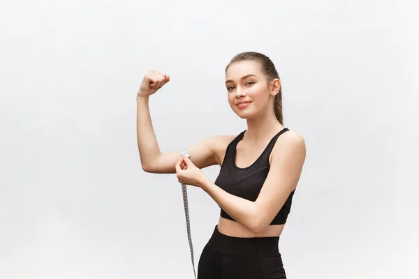 Mulher fina feliz com fita métrica no fundo de cor. Resultados positivos da dieta de perda de peso . — Fotografia de Stock