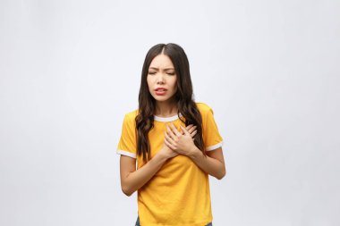 kalp krizi, ağrı, gri arka plan üzerinde izole eliyle göğsüne dokunmak holding sağlık sorunu ile hasta bir kadın. İnsan yüzü ifade