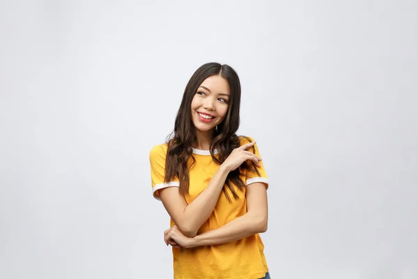Bella giovane donna ritratto. Sorridente concetto di stile di vita asiatico con le braccia incrociate. Isolato su sfondo grigio — Foto Stock