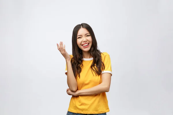 Młody przyjazny Azji kobieta z smiley twarz izolowane na białym tle — Zdjęcie stockowe