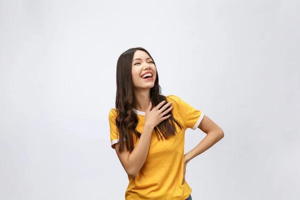 웃는 얼굴을 가진 다정 한 젊은 아시아 여자 흰색 배경에 고립되어 있다 — 스톡 사진