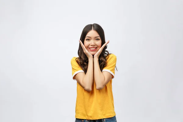 Retrato de mujer guapa con el pelo largo y negro sobre fondo blanco, sonriendo con la mano en la barbilla . —  Fotos de Stock