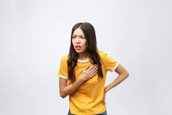 Wanita sakit dengan serangan jantung, nyeri, masalah kesehatan memegang dadanya dengan tangan terisolasi di latar belakang abu-abu. Ekspresi wajah manusia — Stok Foto