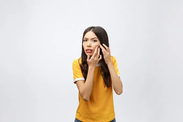 Problema de la piel de la cara - mujer joven infeliz tocar su piel aislada, concepto para el cuidado de la piel, asiático — Foto de Stock