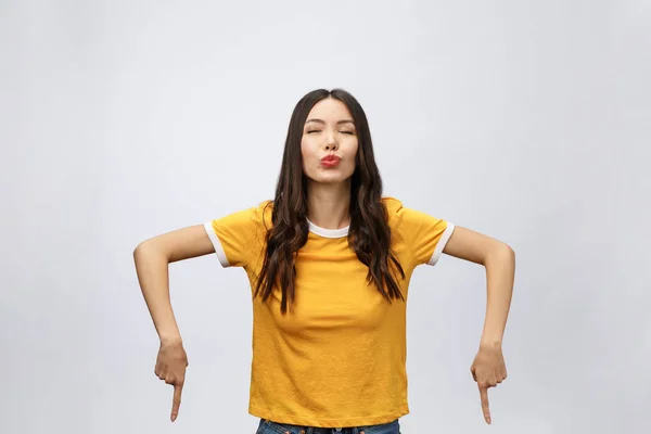 Retrato de la joven mujer asiática feliz con el dedo hacia arriba —  Fotos de Stock