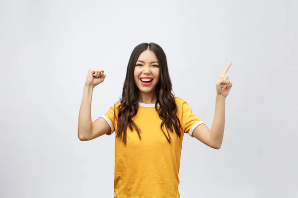 Retrato de la joven mujer asiática feliz con el dedo hacia arriba —  Fotos de Stock