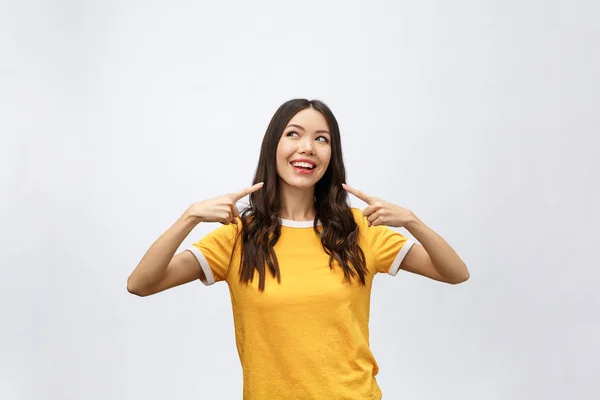 Retrato de feliz jovem asiático mulher com dedo apontar para cima — Fotografia de Stock