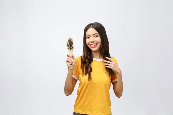 Potret seorang wanita muda yang cantik sisir rambut indah terisolasi pada latar belakang putih, kecantikan Asia . — Stok Foto