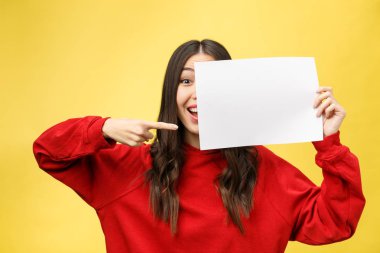 Kız beyaz bir çarşaf tutuyor, bir ofis çalışanı boş bir sayfa gösteriyor..