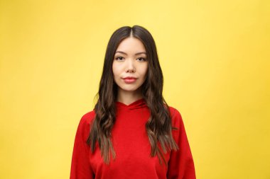 Temiz bir yüzü olan genç ve güzel bir kızın yüzü.