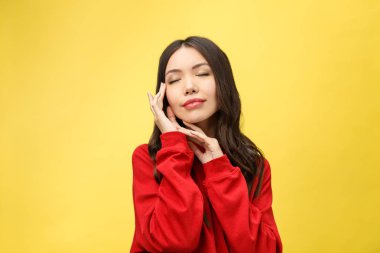 Temiz bir yüzü olan genç ve güzel bir kızın yüzü.