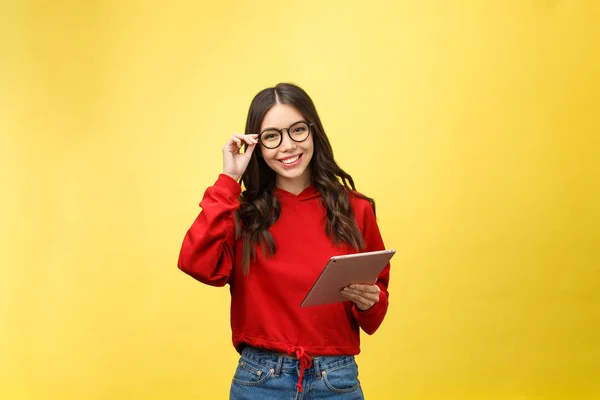 Bild på glad tonåring flicka med tablett dator isolat på gul bakgrund — Stockfoto