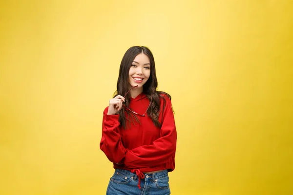 Portret gelukkig aziatisch meisje is verrast ze is gespannen.geel achtergrond studio — Stockfoto