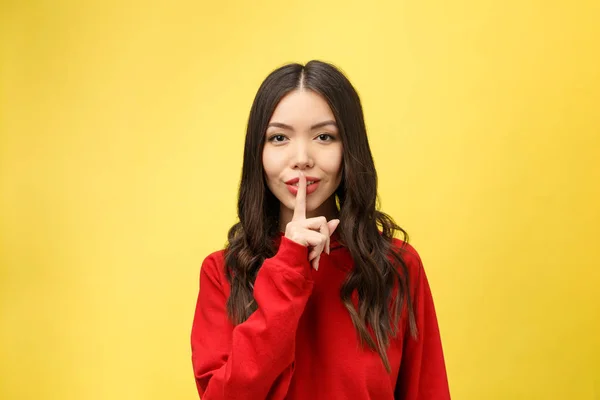 Νεαρή γυναίκα πάνω από κίτρινο τοίχο δείχνει ένα σημάδι σιωπής χειρονομία βάζοντας δάχτυλο στο στόμα — Φωτογραφία Αρχείου