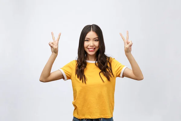 Mujer asiática joven feliz mostrando dos dedos o gesto de victoria con espacio de copia en blanco para el texto, Retrato de hermosa mujer asiática aislada sobre fondo blanco — Foto de Stock