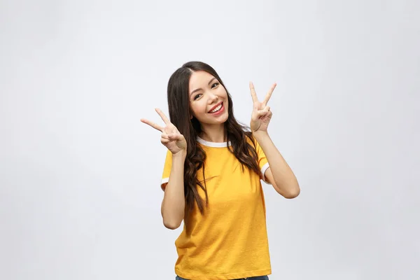 Feliz jovem asiático mulher mostrando dois dedos ou vitória gesto com espaço em branco copyspace área para texto, retrato de bela mulher asiática isolado no branco fundo — Fotografia de Stock