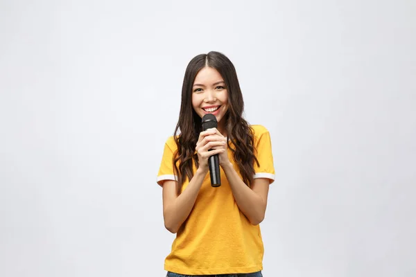 Bela mulher elegante cantando karaoke isolado sobre fundo branco . — Fotografia de Stock