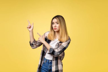 mutsuz duygu parmakla işaret eden genç çekici Asyalı kadın.