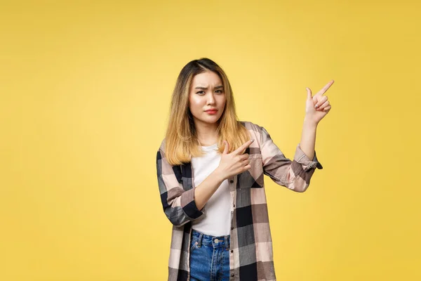 Joven atractivo asiático mujer quien señala a el dedo con infeliz emoción . —  Fotos de Stock