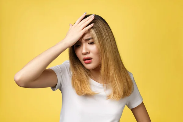 Sorprendido joven asiático cara aislado sobre amarillo fondo . —  Fotos de Stock