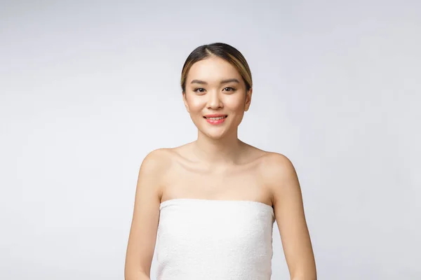 Прекрасна приваблива азіатська молода жінка посміхається так щасливо і бадьоро з здоровою шкірою, ізольована на білому тлі, Концепція краси — стокове фото