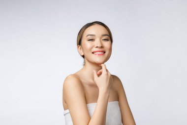 Güzel Asyalı kadın portresi kozmetik makyajı, kız el dokunuşu yanak, güzellik yüzü beyaz arka planda izole edilmiş sağlıkla mükemmel..