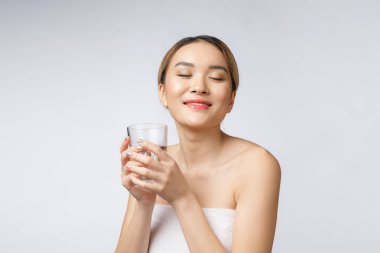 Rahat, gülümseyen kadın temiz su içiyor..