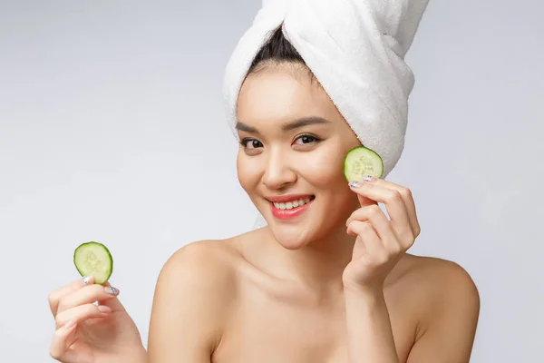 美容美发的年轻亚洲女性皮肤护理形象与黄瓜在白色背景工作室. — 图库照片