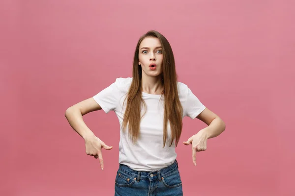 Mujer señalando con el dedo a la cámara y dentadura sonriendo. Concepto de emoción y sentimientos de expresión. Estudio de tiro, aislado sobre fondo rosa — Foto de Stock