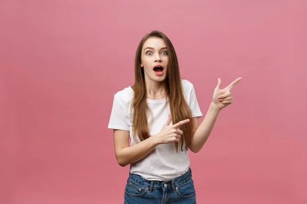 Kvinnan pekade finger åt kameran och toothy leende. Uttryck känslor och känslor koncept. Studio skott, isolerad på rosa bakgrund — Stockfoto