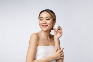 Güzel Asyalı kadın beyaz arka planda izole edilmiş ürünü sunuyor. Kopyalama Aralığı.