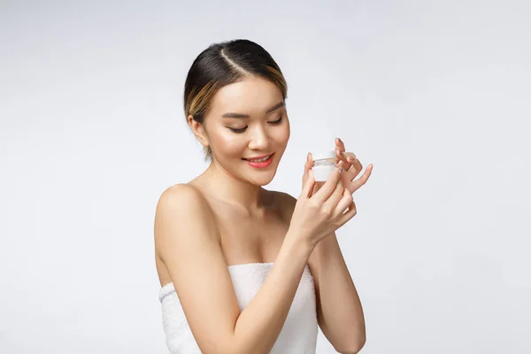 Gyönyörű ázsiai nő bemutató termék elszigetelt fehér háttér. COPY szóköz. — Stock Fotó