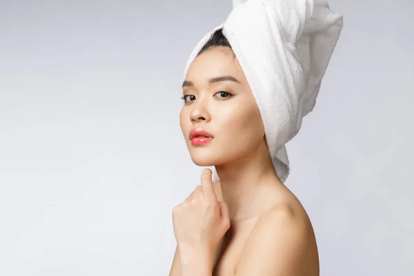 Retrato lateral de la hermosa chica asiática sonriente con el pelo corto mostrando su piel sana en el fondo blanco aislado —  Fotos de Stock