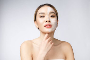 Çekici hoş bir kadın krem sürüyor..