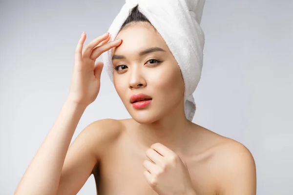 亚洲女人看着脸上的粉刺 年轻女人试着摘掉她的粉刺 妇女皮肤护理概念 因白人背景而被隔离 — 图库照片