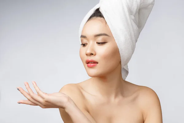 Portret piękna azjatycka kobieta wow zaskoczony i wskazując na prawej stronie na szarym tle, emocje działania, pokazując swój produkt lub wiadomość — Zdjęcie stockowe