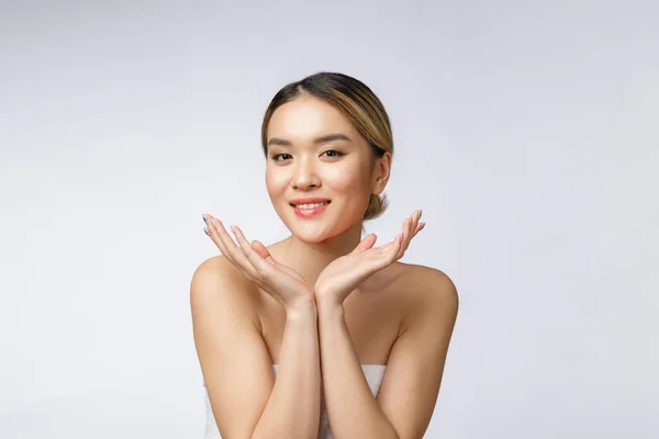 Прекрасна азіатська молода жінка посміхається з білих зубів, відчуваючи себе такою щасливою і веселою з здоровою шкірою, ізольованою на білому тлі. — стокове фото