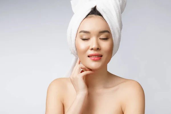 Cantik Tampan Asia wanita muda tersenyum dengan gigi putih, merasa begitu bahagia dan ceria dengan kulit yang sehat, terisolasi di latar belakang putih — Stok Foto