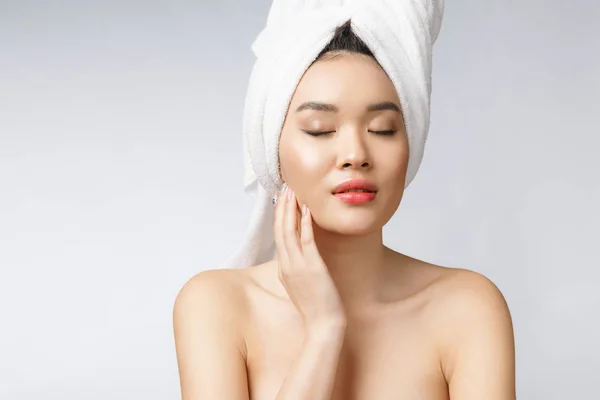 Cantik Tampan Asia wanita muda tersenyum dengan gigi putih, merasa begitu bahagia dan ceria dengan kulit yang sehat, terisolasi di latar belakang putih — Stok Foto