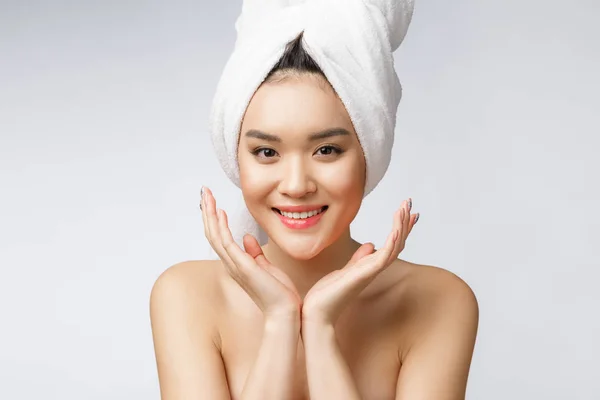 Hermosa mujer joven asiática encantadora sonrisa con dientes blancos, sintiendo tan felicidad y alegre con la piel sana, aislado sobre fondo blanco —  Fotos de Stock