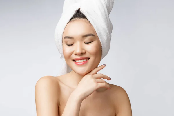 Hermosa mujer joven asiática encantadora sonrisa con dientes blancos, sintiendo tan felicidad y alegre con la piel sana, aislado sobre fondo blanco — Foto de Stock
