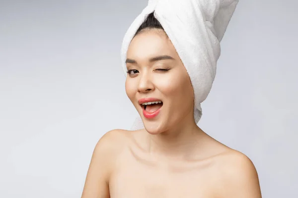 Vacker charmig asiatisk ung kvinna leende med vita tänder, känner sig så lycklig och glad med frisk hud, isolerad på vit bakgrund — Stockfoto