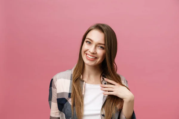 Retrato de hermosa morena mujer caucásica en estudio rosa — Foto de Stock