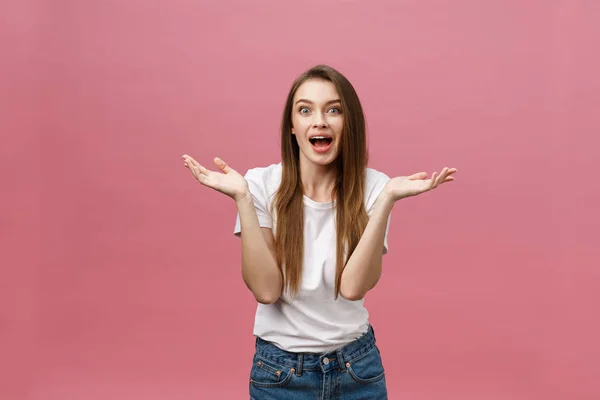 Surprised happy beautiful woman looking in excitement. Isolate over pink background and copy space. — Stock Photo, Image