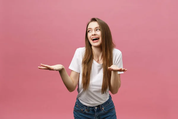 Surprised happy beautiful woman looking in excitement. Isolate over pink background and copy space. — Stock Photo, Image