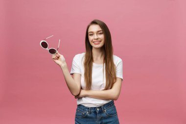 Heyecan içinde bekleyen mutlu, güzel bir kadın. Pembe arkaplan üzerinde izole et ve alanı kopyala.