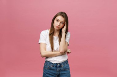 Kız korkunç baş ağrılarından muzdarip ve başını parmaklarıyla sıkıştırıyor. Bir şeyi unutma ve unutma, hastalıktan acı çek.