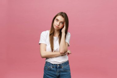 Kız korkunç baş ağrılarından muzdarip ve başını parmaklarıyla sıkıştırıyor. Bir şeyi unutma ve unutma, hastalıktan acı çek.