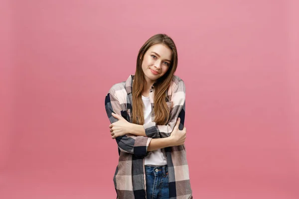 Surprised happy beautiful woman looking in excitement. Isolate over pink background and copy space. — Stock Photo, Image