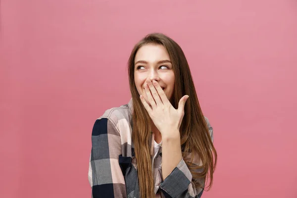 Sorprendido feliz hermosa mujer mirando en la emoción. Aislar sobre fondo rosa y espacio de copia. — Foto de Stock